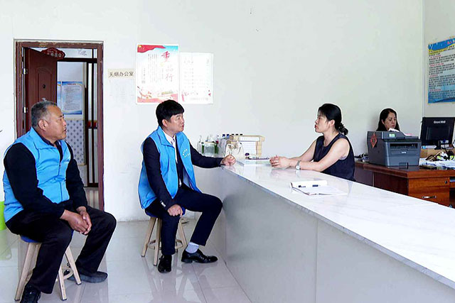 社区、业委会工作人员协商化解居民诉求。