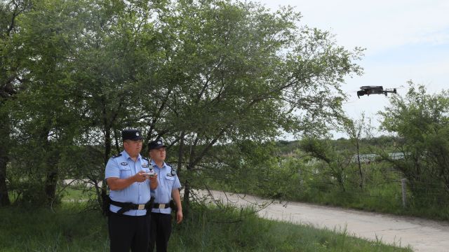 科右中旗公安局科尔沁保护区森林公安派出所警务人员操控无人机开展空中巡逻。