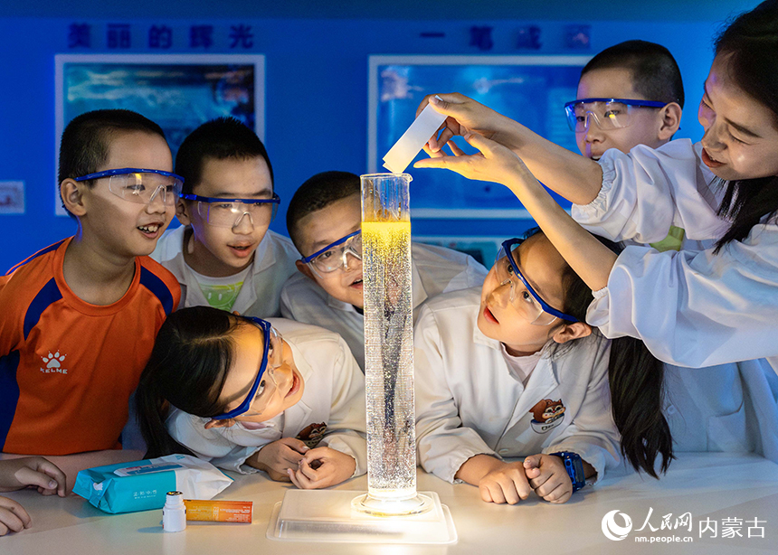 孩子们在内蒙古呼和浩特市玉泉区青少年宫观看“荧光流星雨”科学实验演示。丁根厚摄