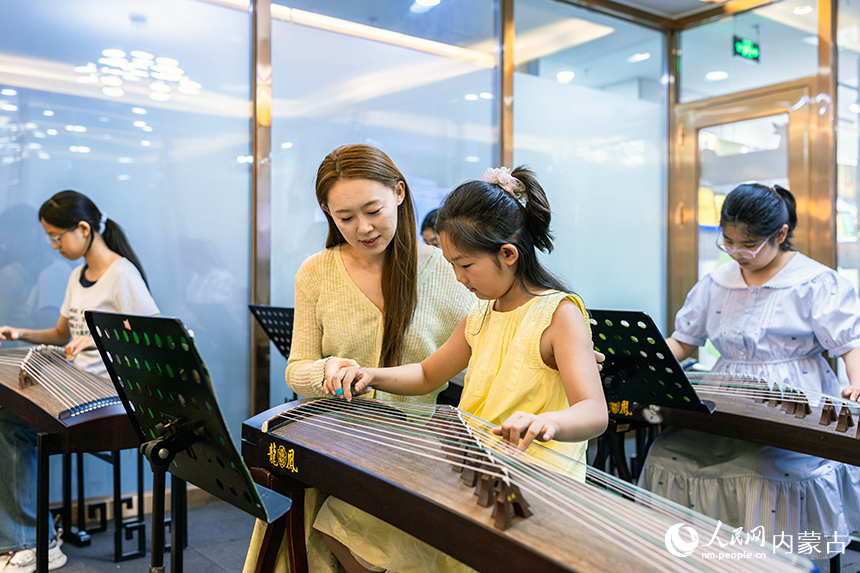 孩子们在内蒙古呼和浩特市玉泉区青少年宫学习古筝。丁根厚摄