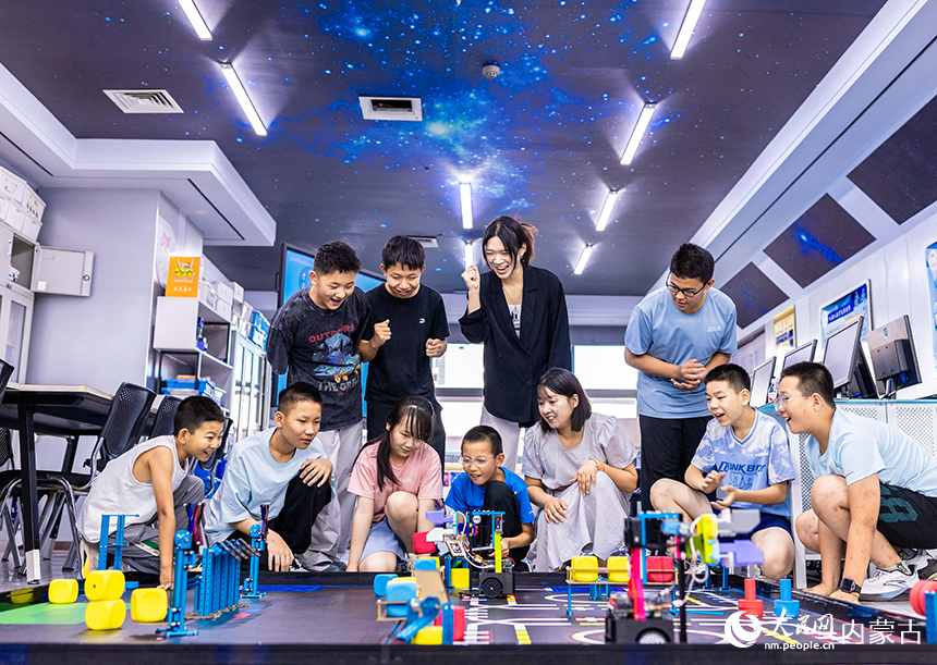 孩子们在内蒙古呼和浩特市玉泉区青少年宫操控编程机器人挑战任务。丁根厚摄