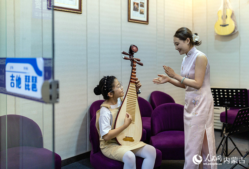 孩子们在内蒙古呼和浩特市玉泉区青少年宫学习琵琶演奏技巧。丁根厚摄