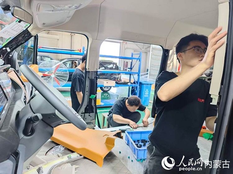综保尚铭（内蒙古）汽车有限公司改装厂内，工作人员正在改装车辆。人民网记者 刘艺琳摄