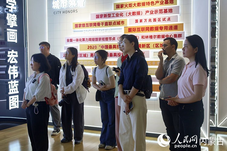 采访团在内蒙古和林格尔新区采访调研。实习生杨国旺摄