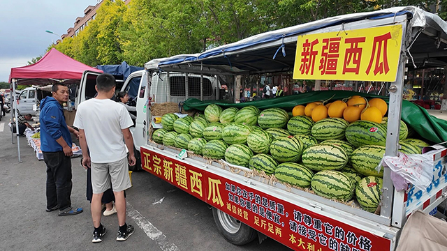 夜市经济：售卖消暑新疆西瓜。冯丽媛摄