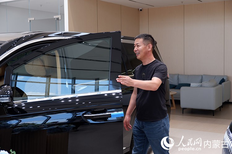 贺东成查看车辆内饰。实习生 乔正洋摄