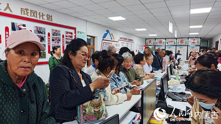 互助组工作人员协助边民认证。受访单位供图