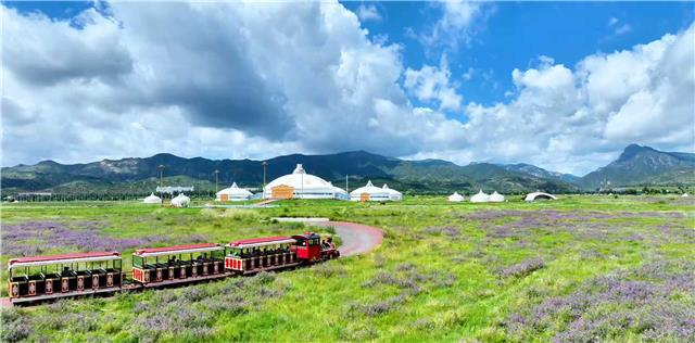 小火車穿梭在敕勒川草原上