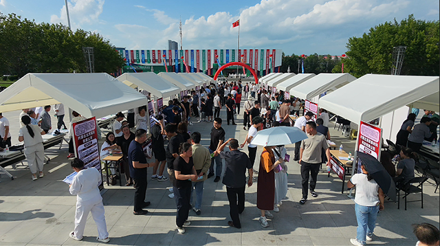 “職引未來 筑夢青春”霍林郭勒大型線上線下招聘活動。（段波拍攝）
