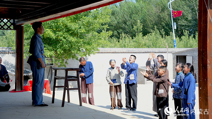 当地群众演绎麦新旧居情景剧。人民网记者 张力洋摄