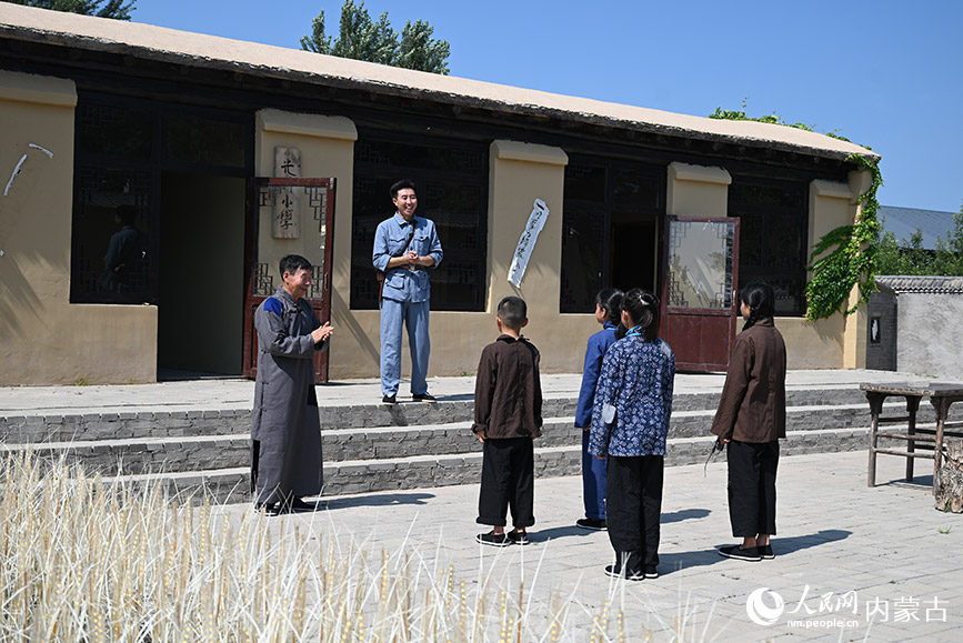 当地群众正在麦新红色文化教育基地演绎旧居情景剧。人民网记者 寇雅楠摄