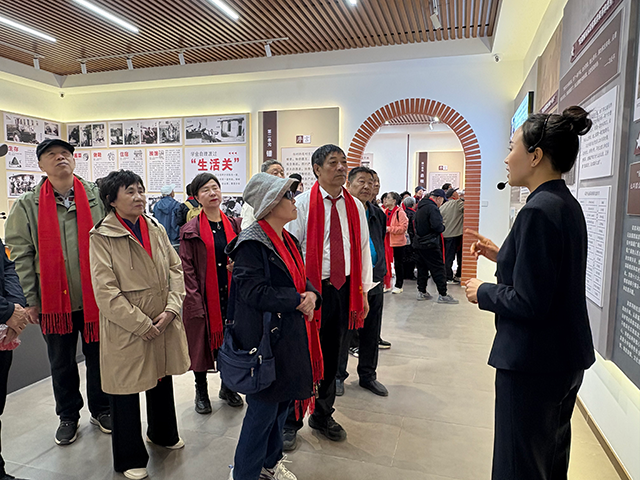 （返乡老知青参观科左后旗知青馆 任杰摄）