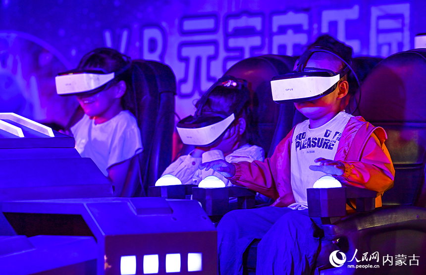 小朋友在鄂托克前旗2026年物资交流会上体验VR。王正摄