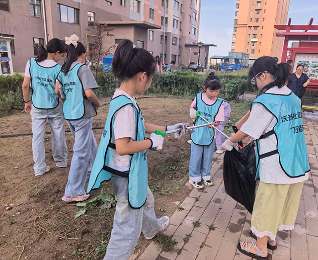 富兴街道沃热社区组织参与暑期托管的孩子在辖区内开展环境卫生整治志愿服务活动。
