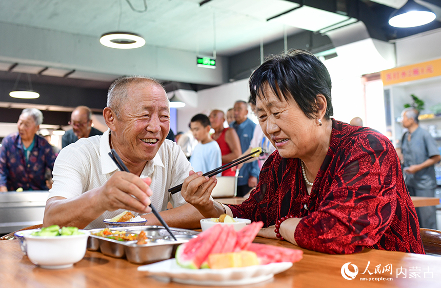 老人在鄂托克前旗一家“为老餐厅”品尝菜肴。王正摄
