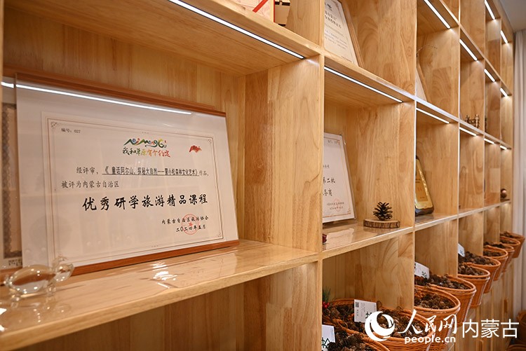 “童话阿尔山,探秘大自然--蒙小松森林文化艺术课”获评内蒙古自治区优秀研学课程。人民网记者 刘艺琳摄