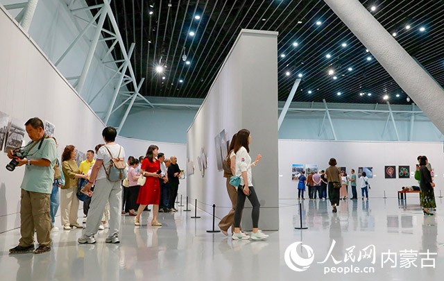 市民正在观展。王燕摄