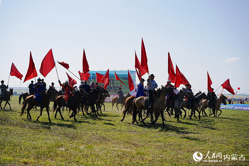 百余名骑手驭数百匹骏马阔步而来。人民网记者 张聿修摄