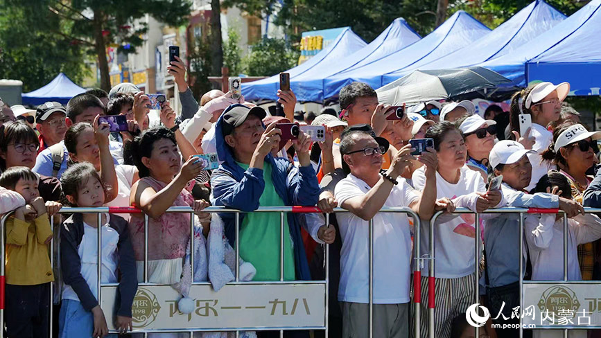 阿尔山市民游客观看赛事。人民网记者 张力洋摄