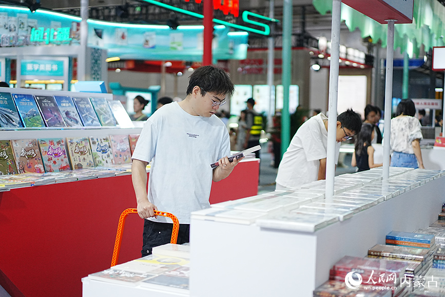 市民选购图书。人民网记者 张聿修摄