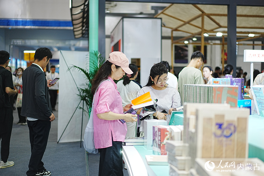 市民选购图书。人民网记者 张聿修摄