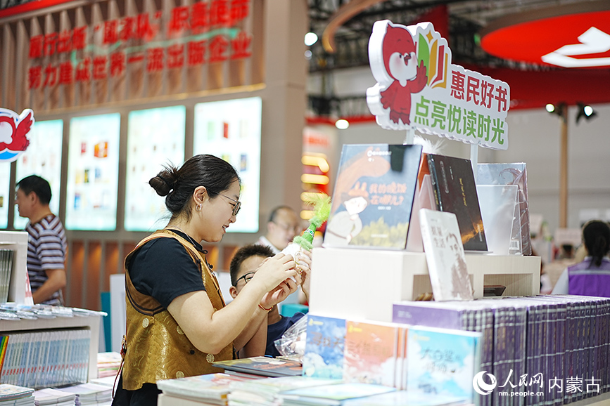 市民选购文创产品。人民网记者 张聿修摄