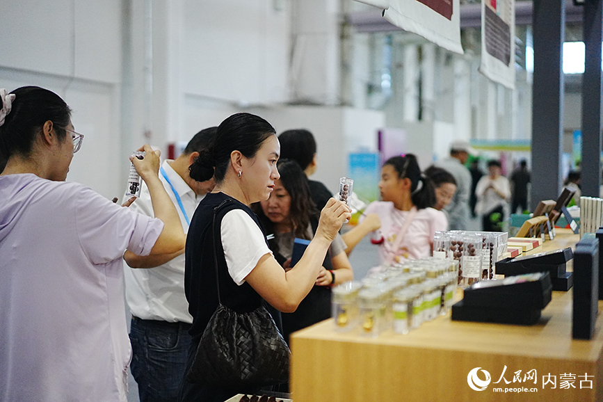 市民选购文创产品。人民网记者 张聿修摄
