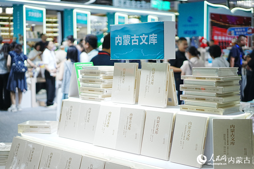 现场展示的图书。人民网记者 张聿修摄