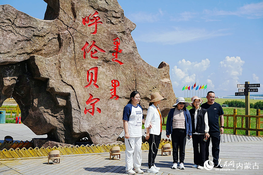 游客拍照打卡。人民网记者 张聿修摄