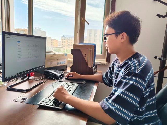 科右中旗人力資源和就業服務中心工作人員定期更新“就業百事通”小程序崗位信息。賴玉蘋攝