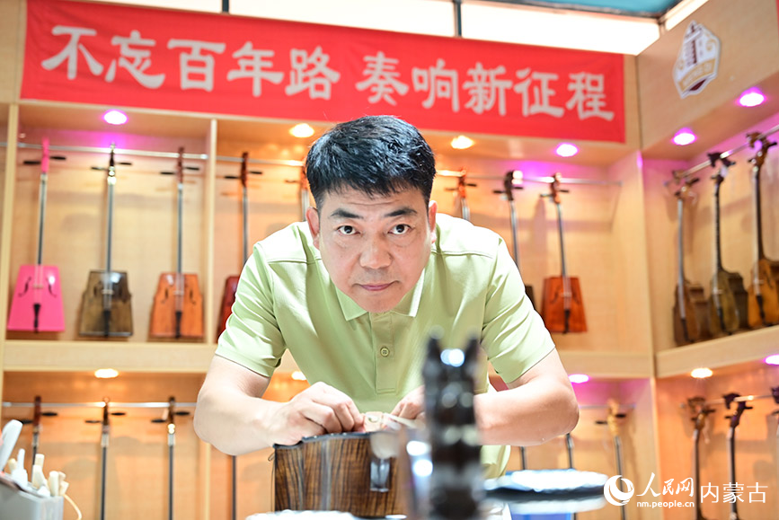 马旺盛给马头琴调音。人民网记者 张力洋摄