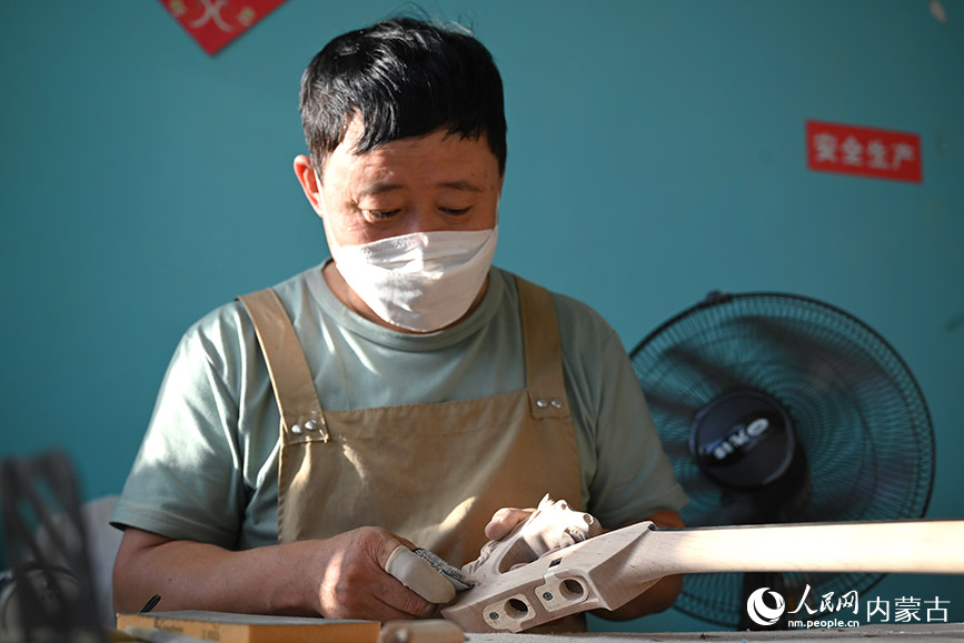 手工艺人制作马头琴。人民网记者 寇雅楠摄