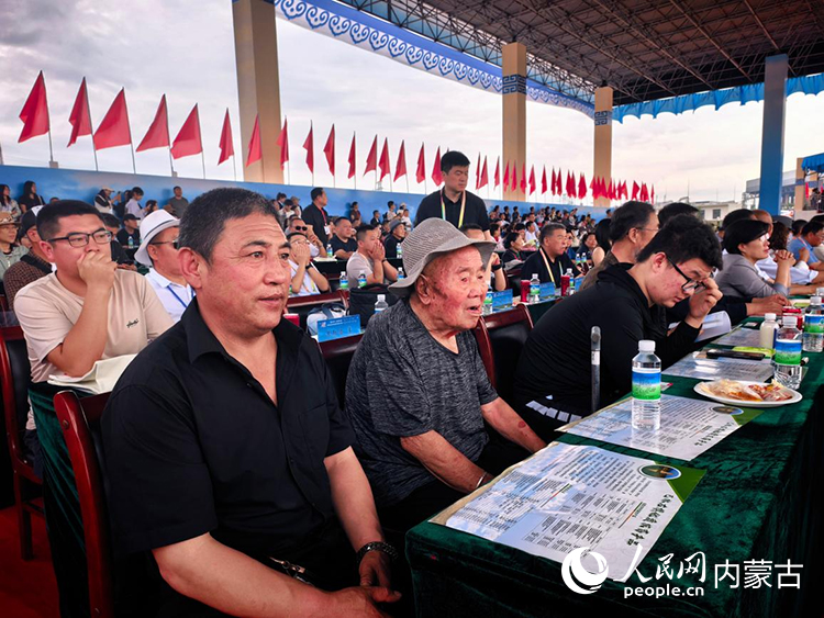 王福海老人观礼台落座。主办方供图