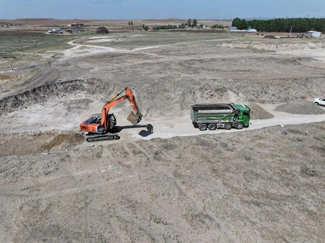 穿沙公路正在加紧建设
