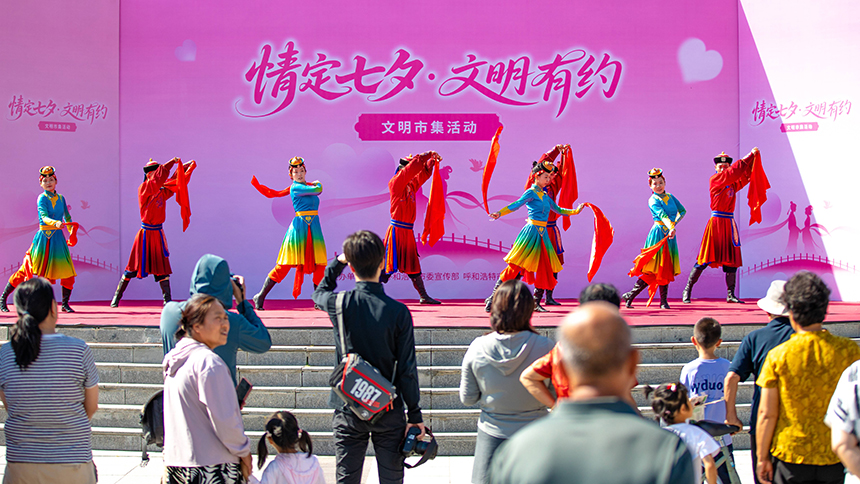 托克托縣烏蘭牧騎的演員為市民表演文藝節目。張瑋攝
