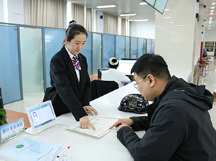 群众在综合窗口办理营业执照业务