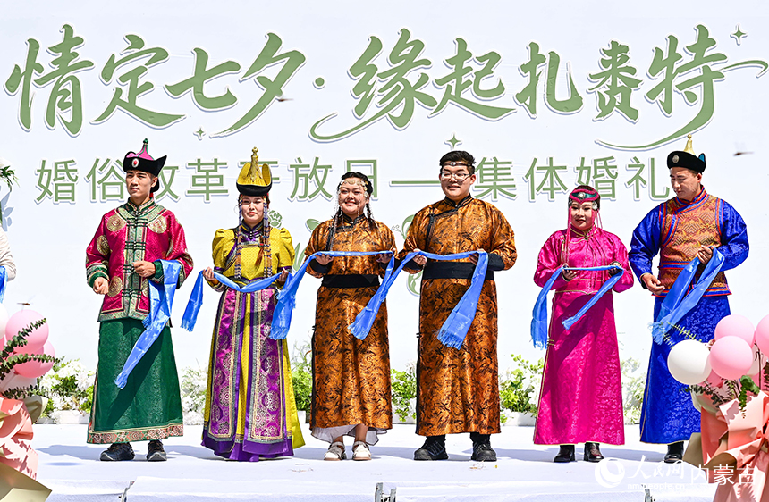 新人在集体婚礼现场，接受嘉宾祝福。王正摄