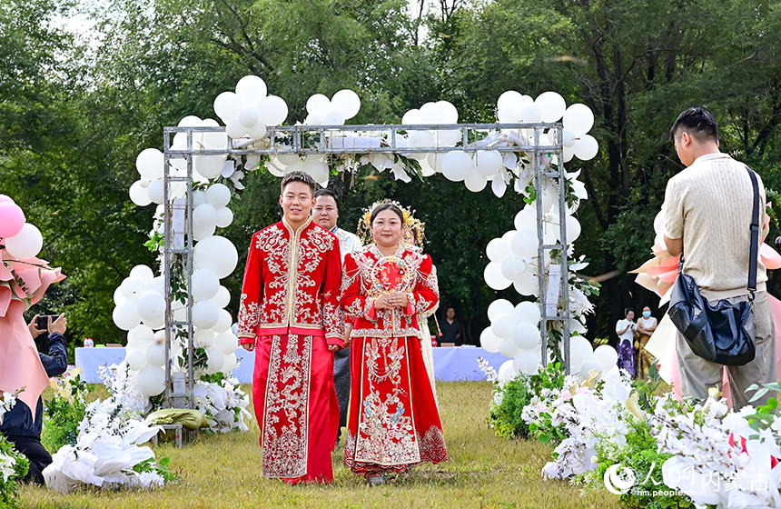 新人参加集体婚礼仪式。王正摄