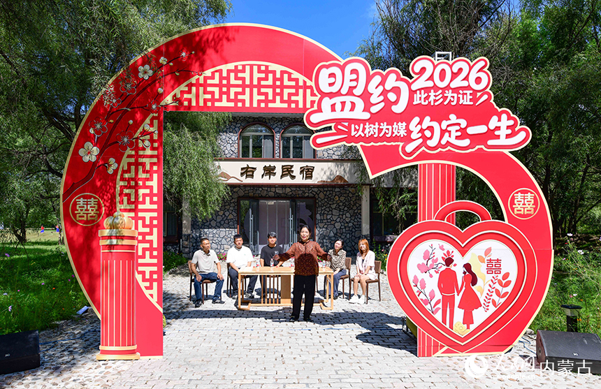 演员在集体婚礼现场表演沉浸式情景剧，倡导文明简约的婚嫁理念。王正摄