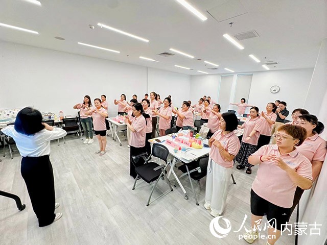 参训学员认真学习技能。主办方供图