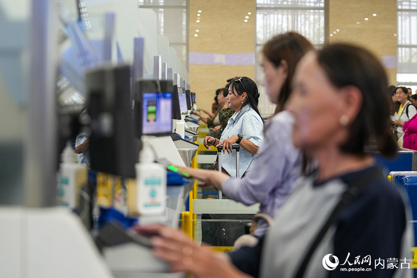 二连浩特公路口岸联检大厅内旅客正有序排队通关。杨金烨摄