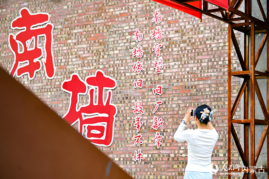 游客在“包棉1958”主题文化街区游览。王正摄