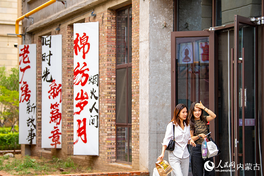 游客在“包棉1958”主题文化街区游览。王正摄