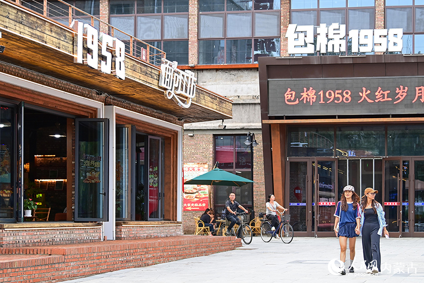 游客在“包棉1958”主题文化街区游览。王正摄