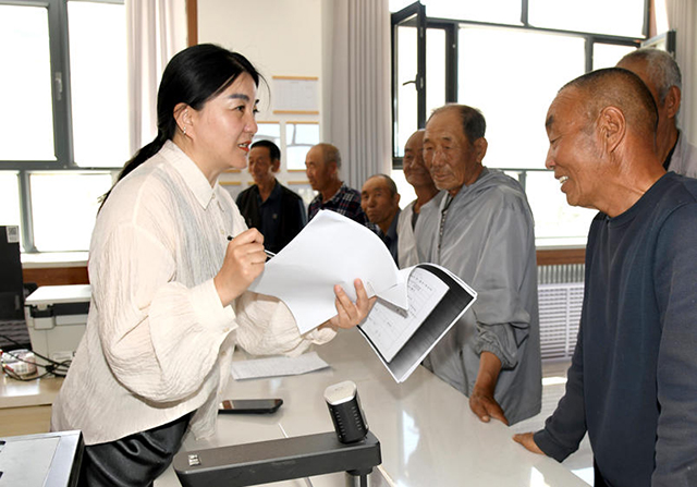 郭晨慧為村民講解惠民政策。 常彤瑤攝