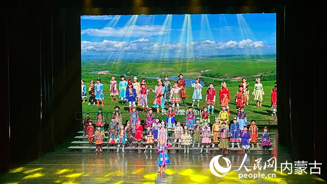 孩子们身着绚丽的民族服饰登台表演。 实习生白玉霞摄