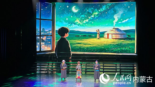 演唱《梦中的额吉》。实习生 白玉霞摄