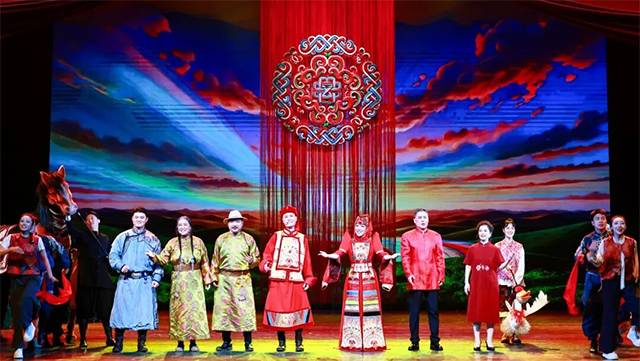歌舞剧《彩云飘落的地方》成都演出现场。王唱摄