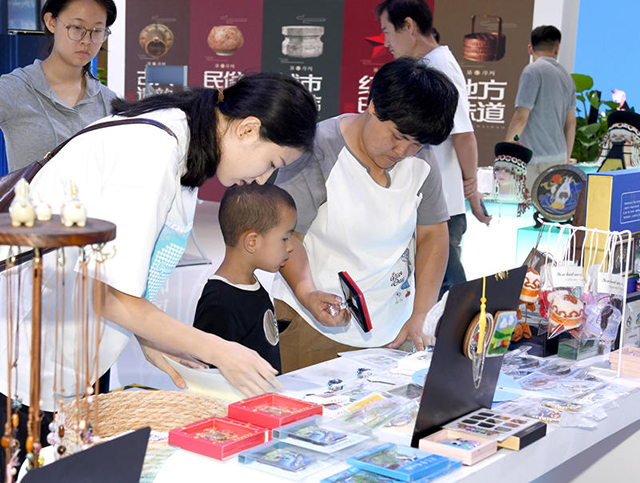 特色文創產品吸引參觀者駐足選購。趙越攝