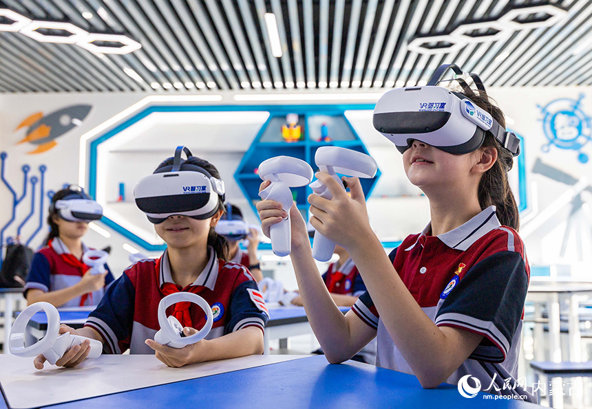 呼和浩特市新城区北垣小学新雅校区学生们通过体验VR设备学习太阳系知识。丁根厚摄